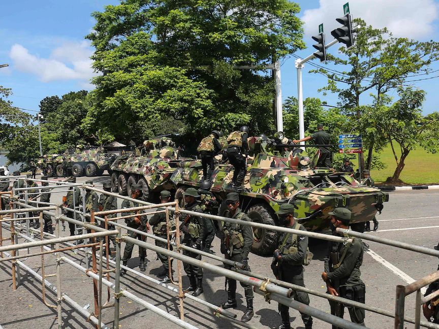 جنود من الجيش السريلانكي يقفون في حراسة بالقرب من مبنى البرلمان في كولومبو- 14 يوليو 2022 - AFP