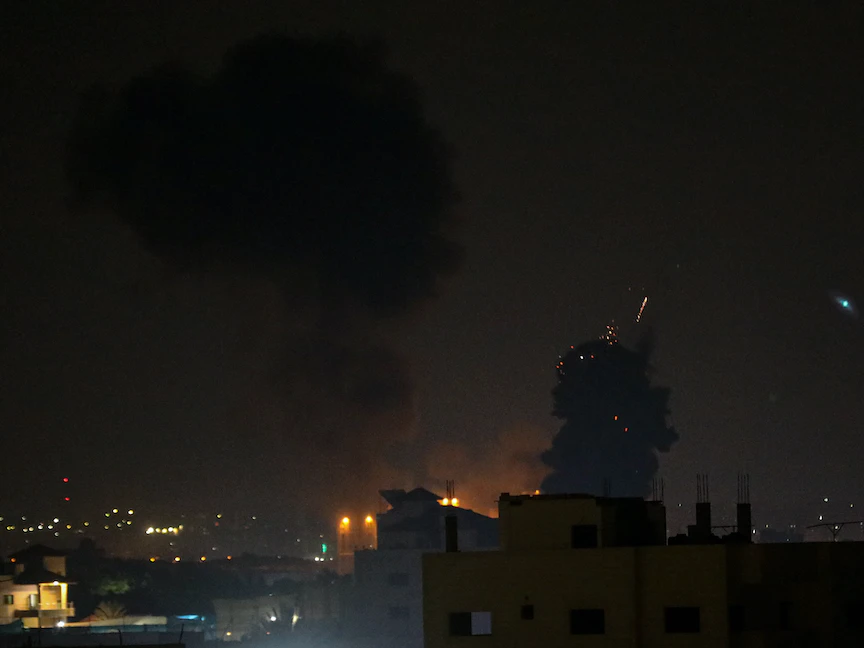 دخان يتصاعد بعد أن شن الجيش الإسرائيلي غارات جوية على غزة- 22 أغسطس 2021 - Getty Images