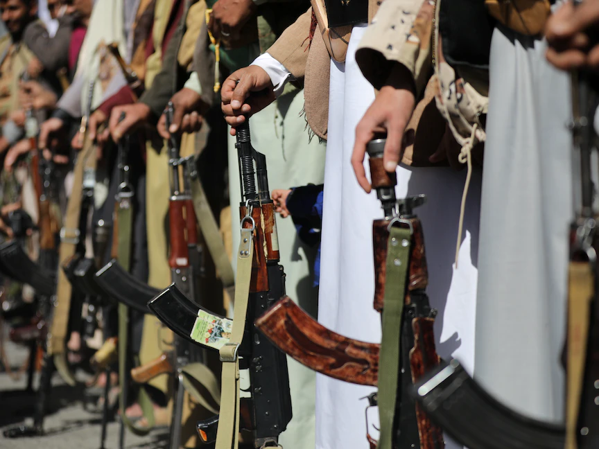 مسلحون حوثيون يحملون أسلحة رشاشة خلال مظاهرة خارج السفارة الأميركية في صنعاء بعد قرار الولايات المتحدة تصنيف الحوثيين جماعة إرهابية- 18 يناير 2021 - REUTERS