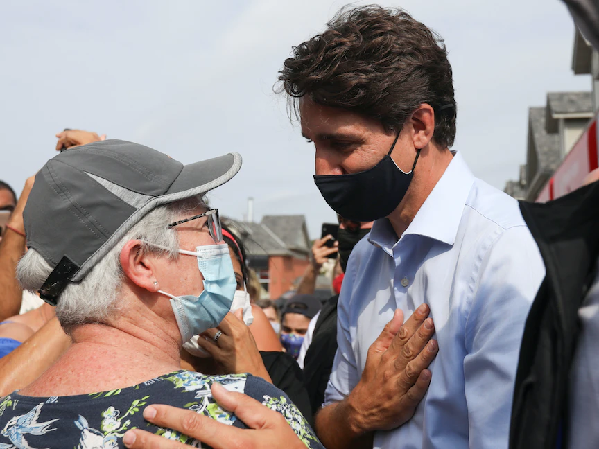 رئيس الوزراء الكندي جاستن ترودو وسط مؤيديه جمع انتخابي في كامبريدج بأونتاريو- 29 أغسطس 2021 - REUTERS