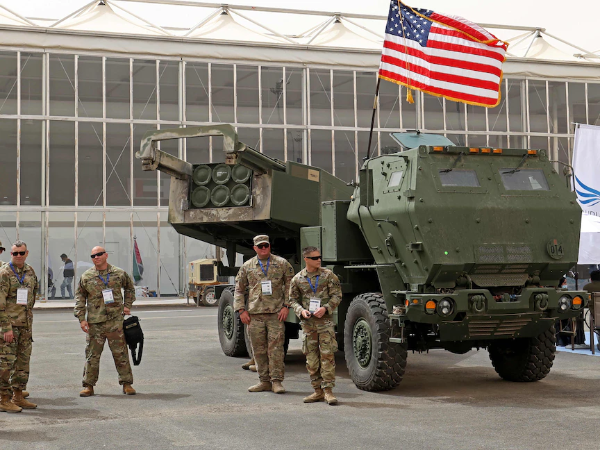 جنود أميركيون بجانب أنظمة هيمارس الصاروخية خلال معرض الدفاع العالمي بالعاصمة السعودية الرياض. 6 مارس 2022 - AFP