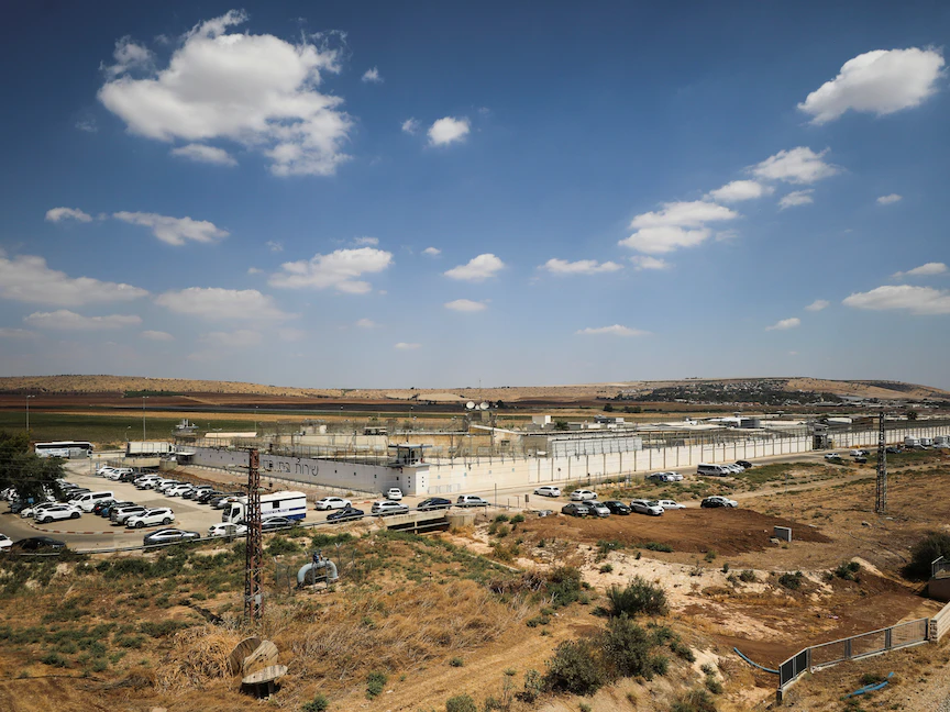 كيف فرَّ الأسرى الفلسطينيون من سجن جلبوع الإسرائيلي؟