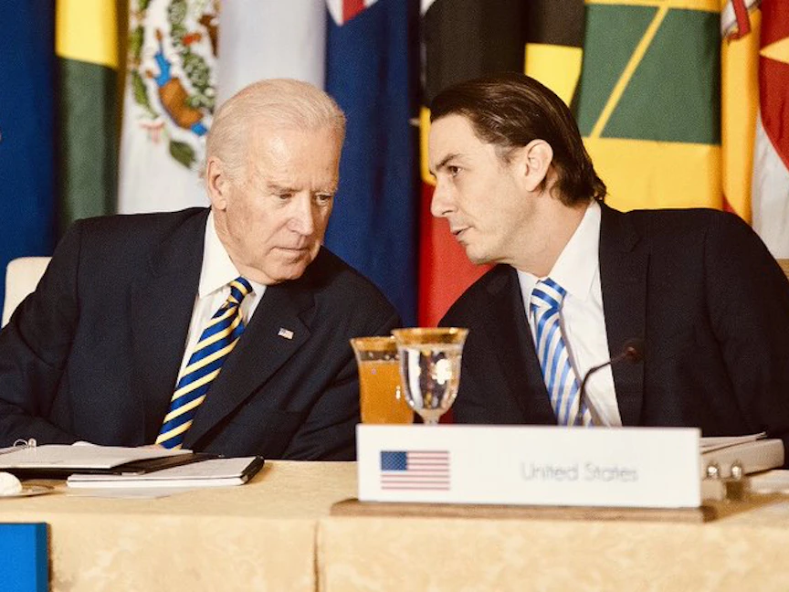 صورة نشرها عاموس هوشستين على حسابه في "تويتر" تجمعه بالرئيس الأميركي جو بايدن - @amoshochstein