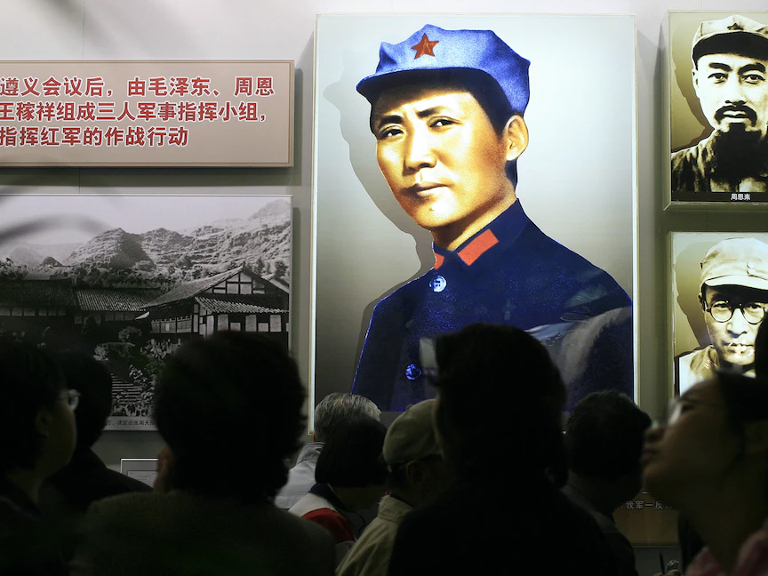 صورة لماو تسي تونج مع تذكارات للمسيرة الطويلة في المتحف العسكري ببكين - 18 أكتوبر 2006 - AFP