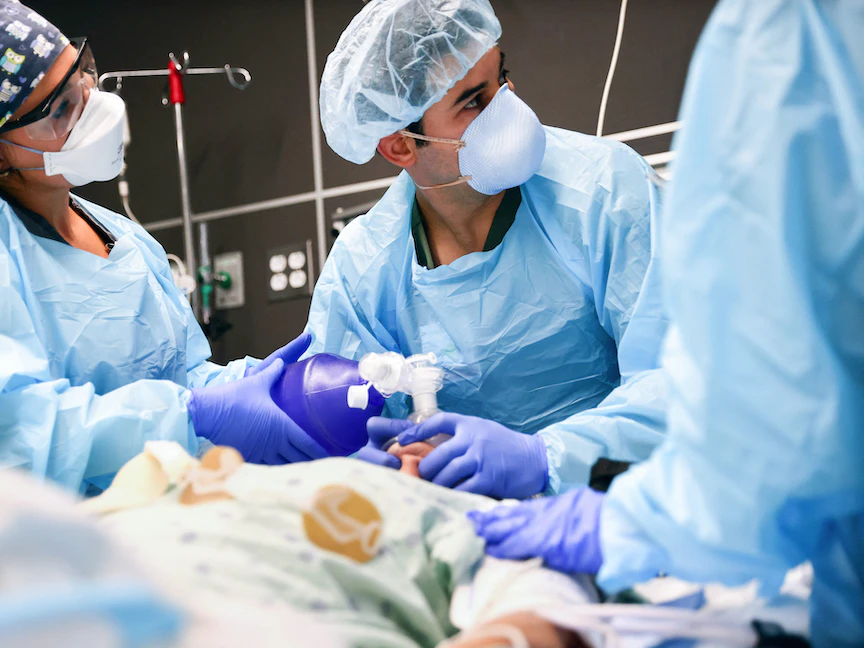 أطباء يعملون على إنعاش مريض كوفيد -19 في وحدة العناية المركزة بمستشفى ليك تشارلز ميموريال - لويزيانا - الولايات المتحدة - 10 أغسطس 2021 - Getty Images via AFP