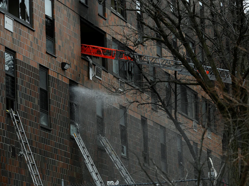 أفراد الطوارئ يستجيبون لحريق في برونكس ، مدينة نيويورك - REUTERS