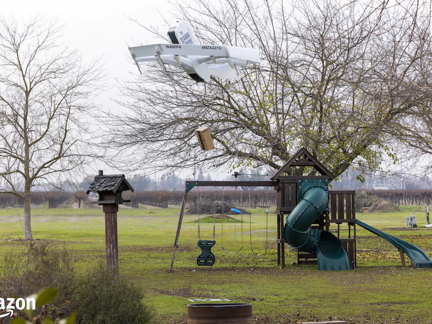 طائرة "درونز" تابعة لشركة أمازون تقوم بتوصيل الطلبيات في الولايات المتحدة. 24 ديسمبر 2022 - Twitter@ericberlinberg