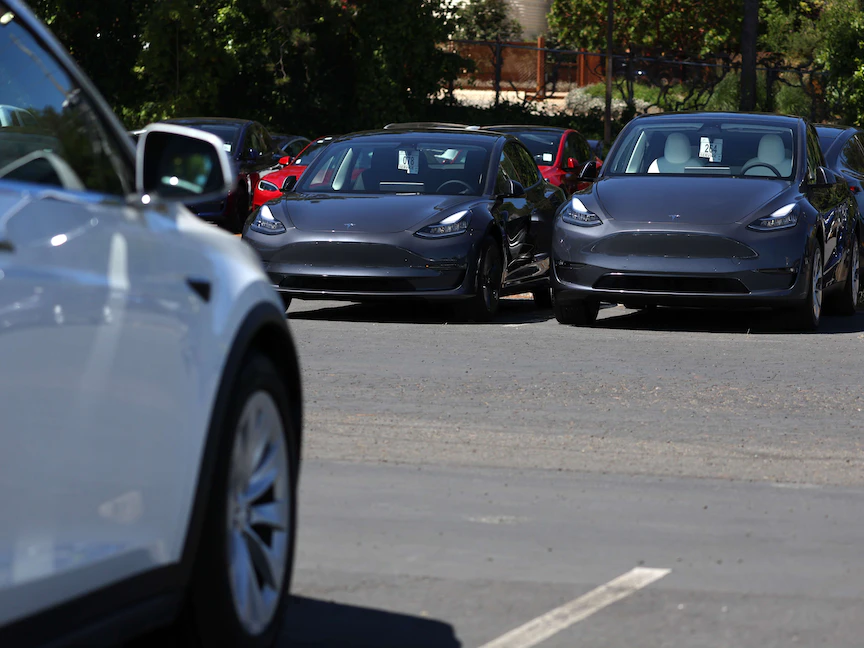 سيارات تسلا الجديدة في صالة عرض في كورت ماديرا بكاليفورنيا- الولايات المتحدة- 27 يونيو 2022 - AFP