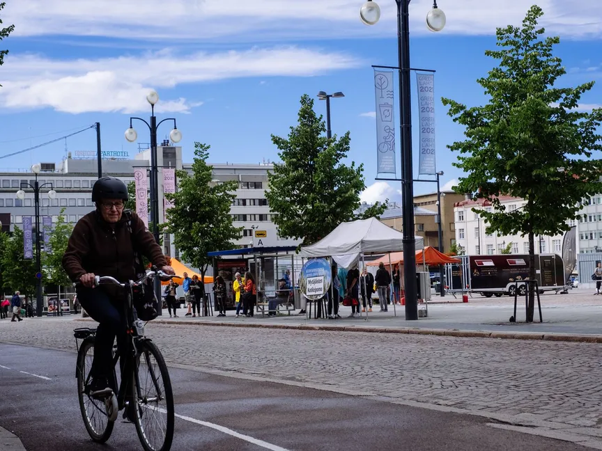 رجل يتنقل عبر دراجة هوائية في مدينة لاهيتي الفنلندية حيث يتم منح السكان مكافآت عند تقليص استخدام السيارات - AFP