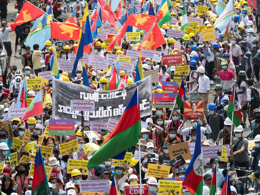 محتجون في ميانمار على الانقلاب العسكري بمدينة يانغون. - REUTERS