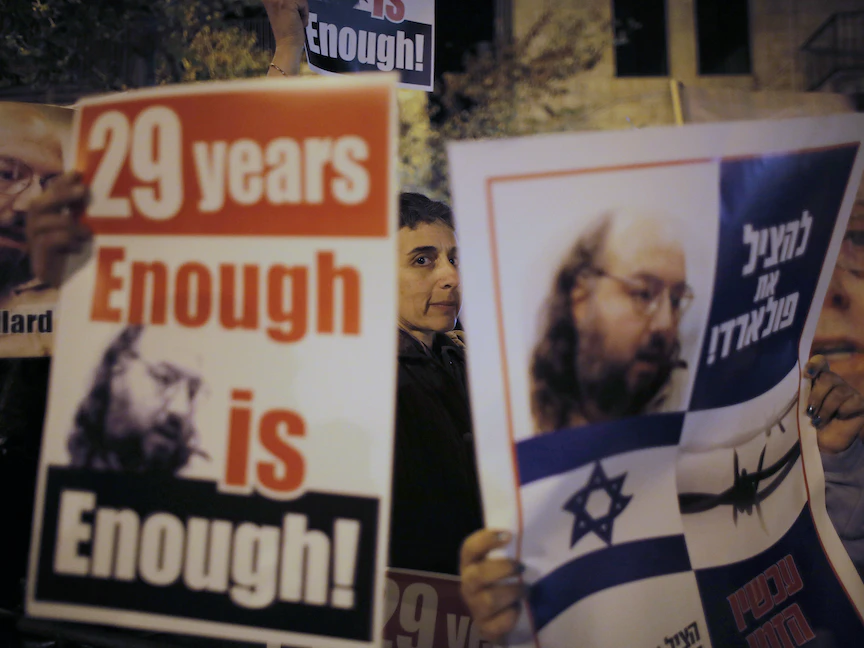 إسرائيليون يحملون لافتات للمطالبة بالإفراج عن بولارد أمام فندق أقام به وزير الخارجية الأميركي الأسبق جون كيري في القدس - REUTERS