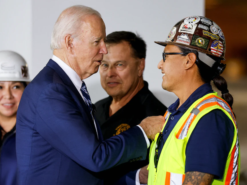 الرئيس الأميركي جو بايدن يتحدث إلى عمال خلال زيارة مصنع شركة تايوان لصناعة أشباه الموصلات (TSMC) في فينيكس بولاية أريزونا. 6 ديسمبر 2022 - REUTERS