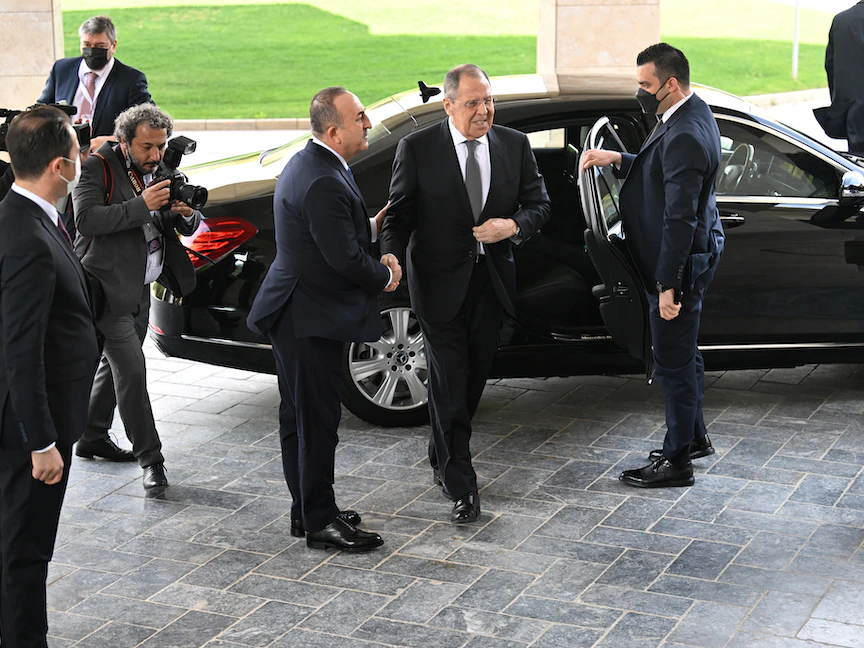 وزير الخارجية التركي مولود جاويش أوغلو يصافح نظيره الروسي سيرجي لافروف خلال اجتماع في أنطاليا- 10 مارس 2022 - via REUTERS
