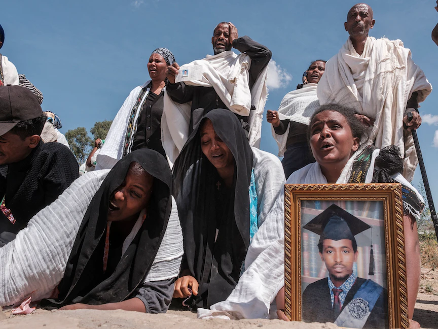 عدد من أهالي ضحايا الاشتباكات المستمرة منذ أشهر في إقليم تيغراي الإثيوبي - 28 فبراير 2021 - AFP