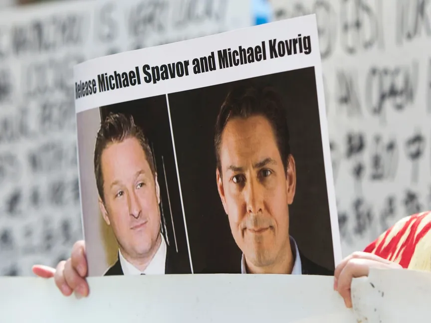 صورة تجمع مايكل كوفريغ ومايكل سبافور في مظاهرة لمطالبة الصين بالإفراج عنهما بمدينة فانكوفر الكندية - AFP