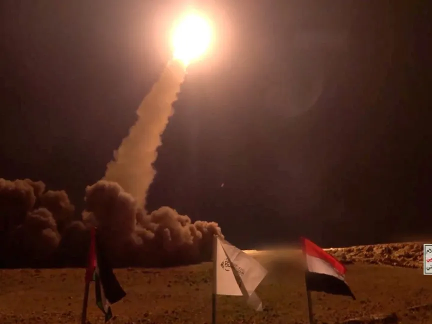 الحوثيون يعلنون شن هجمات على إسرائيل وحظر الملاحة على سفنها في البحر الأحمر