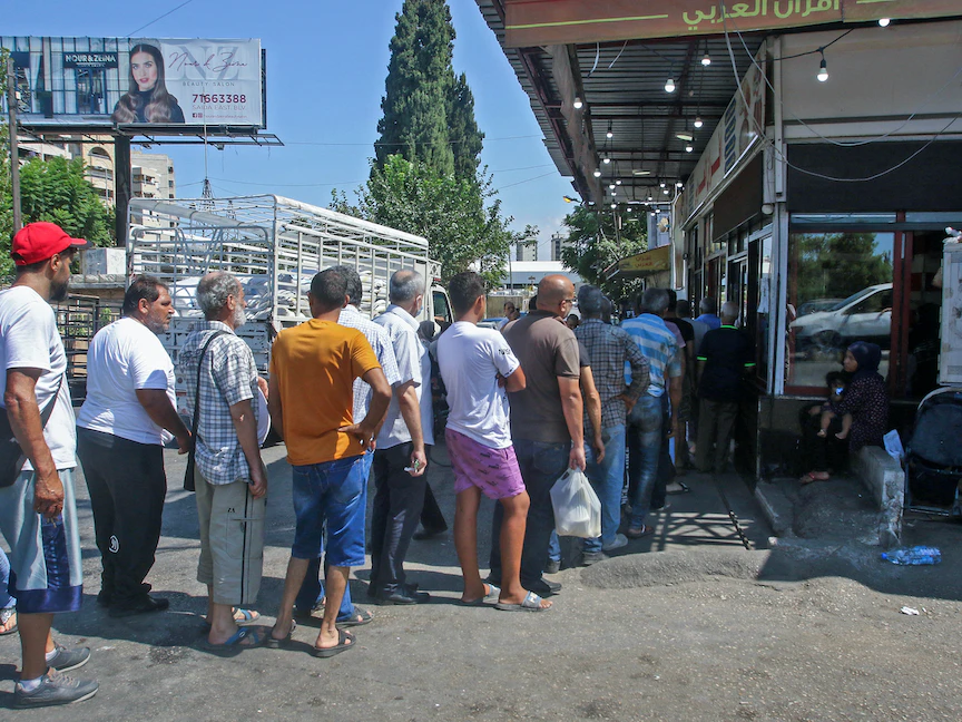 لبنانيون يصطفون أمام فرن للخبز في مدينة صيدا وسط نقص في الخبز بسبب أزمة الوقود 12 أغسطس 2021 - AFP
