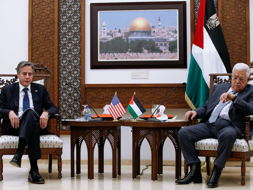 الرئيس الفلسطيني محمود عباس ينظر إلى ساعته خلال لقائه وزير الخارجية الأميركي أنتوني بلينكن في رام الله- 25 مايو 2021 - REUTERS