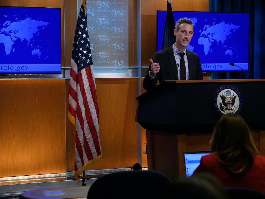 المتحدث باسم الخارجية الأميركية نيد برايس خلال الإيجاز الصحافي اليومي في واشنطن - 25 فبراير 2022 - REUTERS