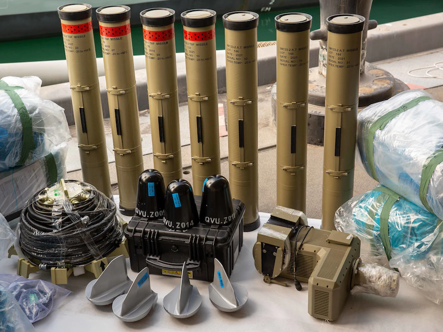 شحنة الأسلحة الإيرانية التي تمت مصادرتها في خليج عمان بتعاون أميركي بريطاني. 2 مارس 2023 - Twitter@US5thFleet