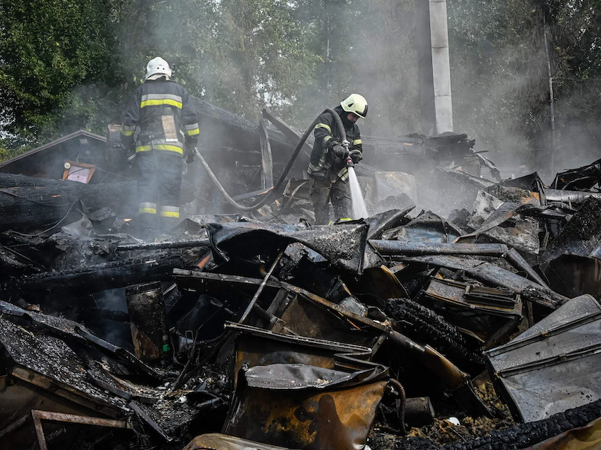 رجال الإطفاء يزيلون أنقاض مجمع مطاعم دمرته ضربة صاروخية روسية في ثاني أكبر مدينة أوكرانية، خاركيف، 4 سبتمبر 2022. - AFP