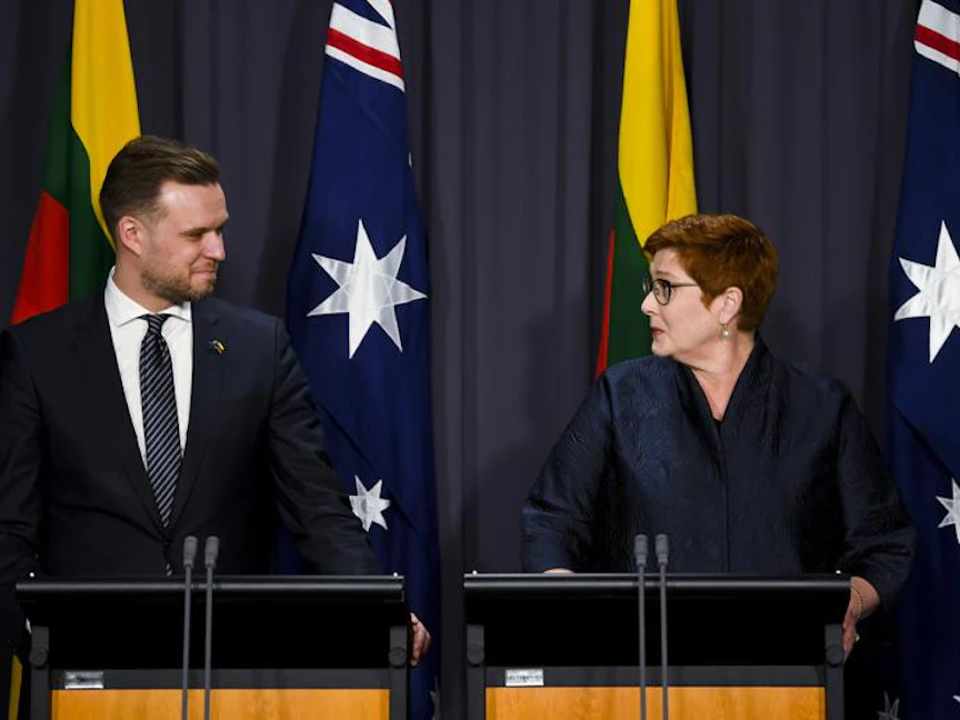 وزيرا الخارجية، الأسترالية ماريس باين والليتواني غابريليوس لاندسبيرجيس، بعد لقائهما في كانبيرا - 9 فبراير 2022 - AP