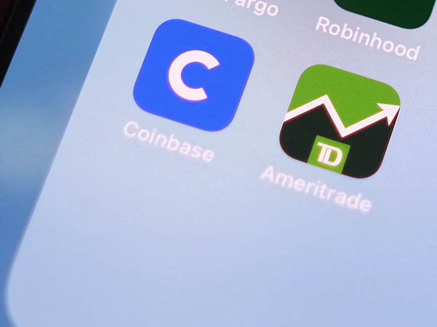 علامة تطبيق "كوين بيز" يظهر على شاشة أحد الهواتف الذكية - AFP