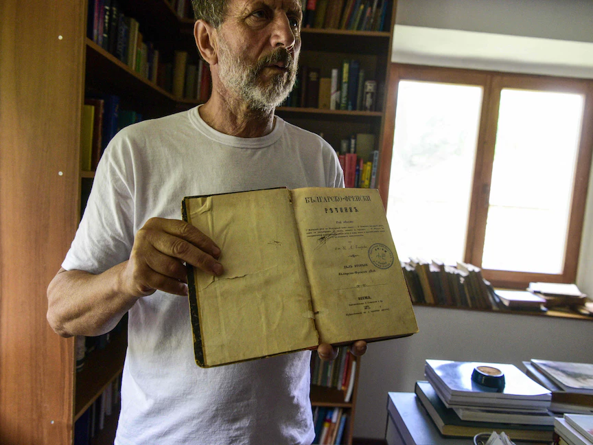 بابينو.. قرية في مقدونيا الشمالية خالية من السكان ومليئة بالكتب