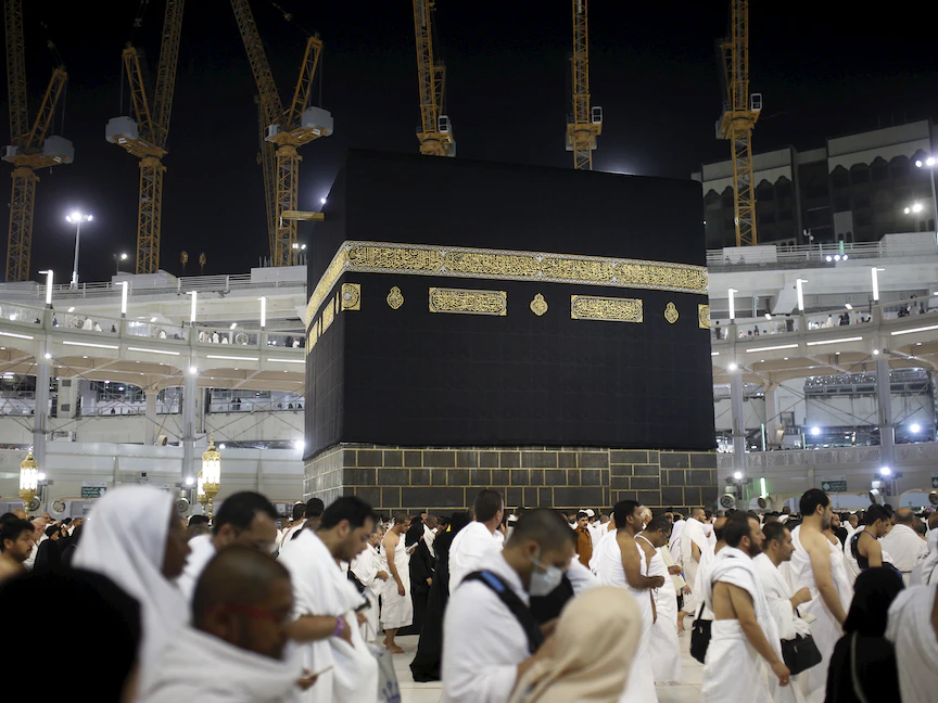 حجاج يطوفون حول الكعبة المشرفة في المسجد الحرام في أول أيام عيد الأضحى خلال موسم الحج في مكة المكرمة. 24 سبتمبر 2015 - REUTERS