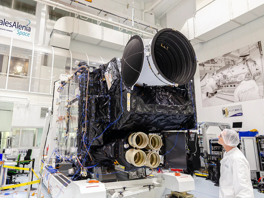 القمر الاصطناعي "MTG-I1" في الغرفة الخاصة في "Thales Alenia Space" بمدينة كان الفرنسية - 9 سبتمبر 2022 - AFP