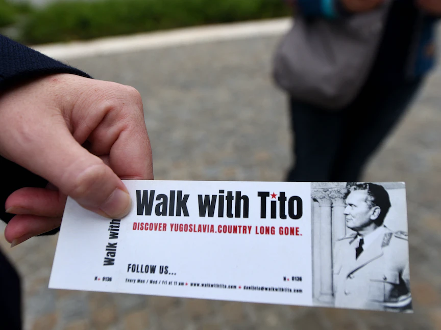 المرافقة السياحية دانييلا ماتيجيفيتش تعرض تذكرة لجولتها التاريخية سيراً على الأقدام لرواية جانباً من تاريخ الزعيم اليوغوسلافي الراحل جوزيب تيتو في زغرب - 8 يوليو 2022 - AFP