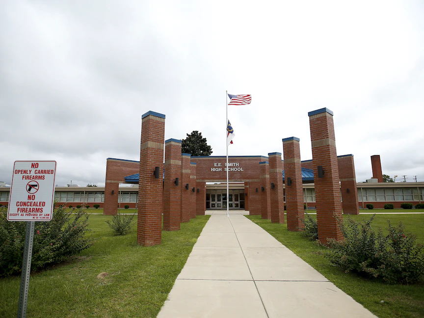 مدخل مدرسة "سميث" الثانوية في فايتفيل بنورث كارولينا - REUTERS