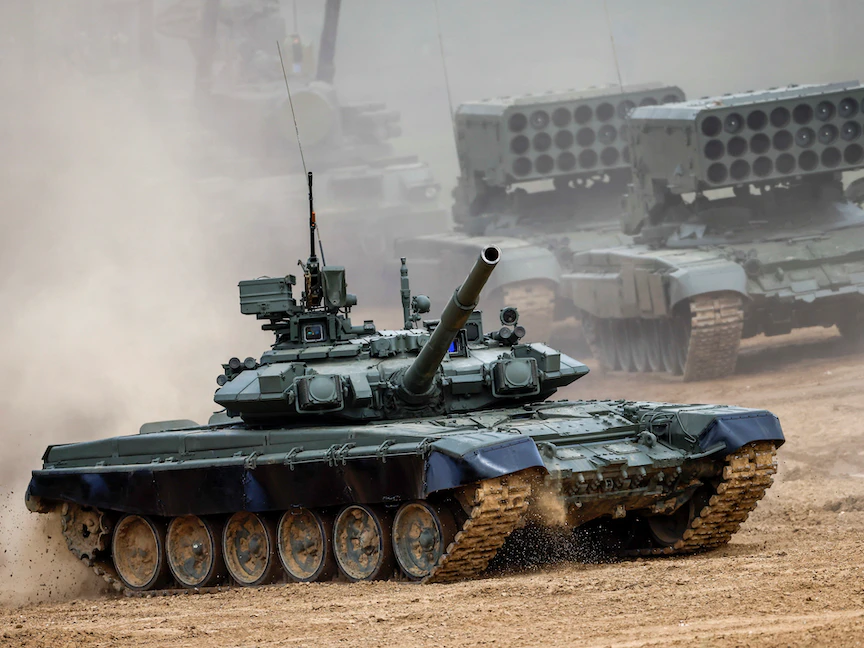 دبابة روسية من طراز T-80 خلال تدريبات عسكرية في ضواحي موسكو - 24 أغسطس2021 - REUTERS