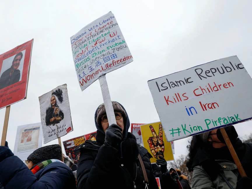 مظاهرات بالعاصمة الألمانية برلين للتنديد بقمع الاحتجاجات في إيران. 10 ديسمبر 2022 - REUTERS