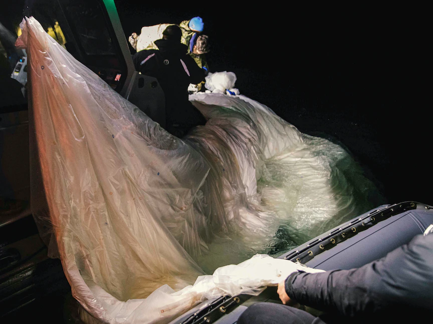 أميركيون ينتشلون حطام المنطاد الصيني الذي تم إسقاطه قبالة سواحل ميرتل بيتش في ساوث كارولاينا بالولايات المتحدة. 5 فبراير 2023 - REUTERS