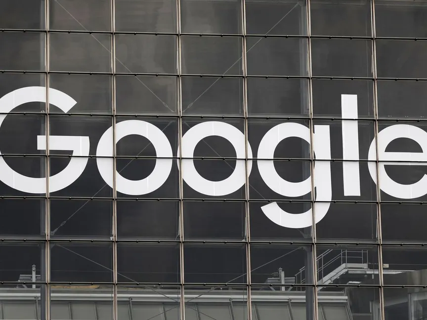 شعار "غوغل" في منطقة "لا ديفانس" قرب باريس - 1 سبتمبر 2020 - REUTERS