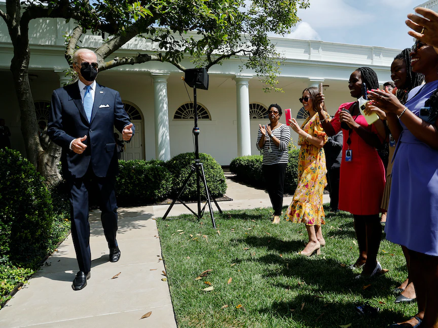 الرئيس الأميركي جو بايدن قبل كلمته في حديقة البيت الأبيض - 27 يوليو 2022 - REUTERS