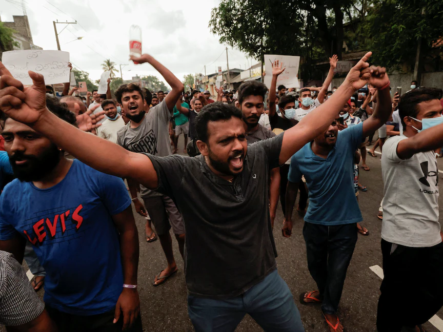 أسوأ أزمة منذ الاستقلال.. الاحتجاجات الشعبية تطيح بحكومة سريلانكا