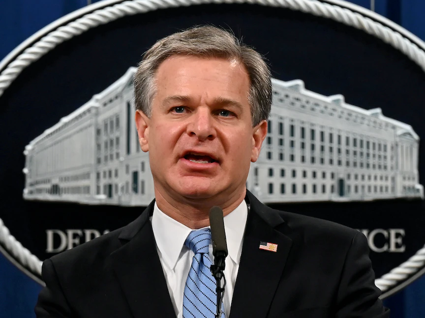 مدير مكتب التحقيقات الفيدرالي كريستوفر وراي خلال مؤتمر صحافي في وزارة العدل بواشنطن - 7 أكتوبر 2020 - REUTERS