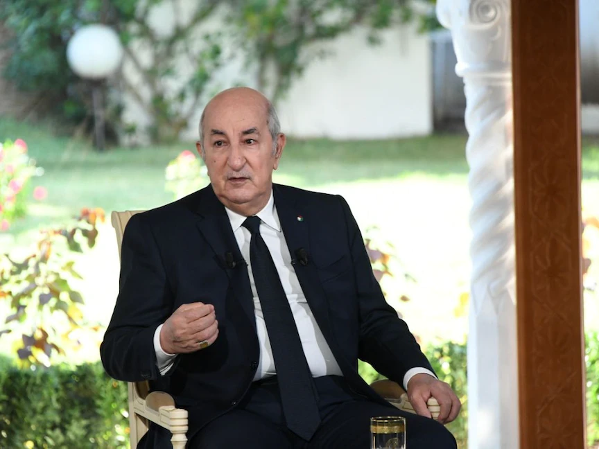 الرئيس الجزائري عبد المجيد تبون خلال لقائه الدوري مع الإعلام المحلي- 26 نوفمبر 2021 - Facebook/رئاسة الجمهورية الجزائرية