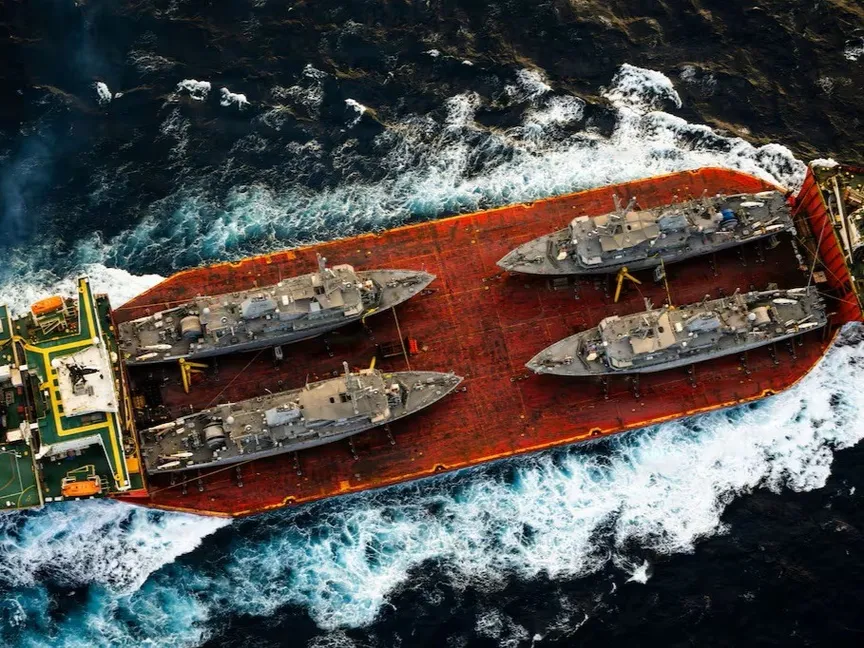 صورة غير مؤرخة لسفينة أميركية تنقل 4 سفن متخصصة في مكافحة الألغام من فئة (Avengers) التابعة للبحرية بعد خروجها من الخدمة، الخليج العربي - navytimes