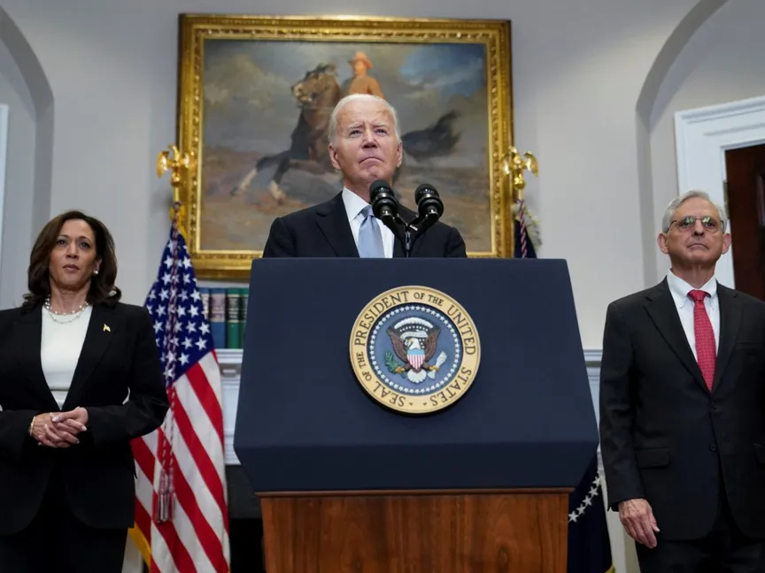 الرئيس الأميركي جو بايدن محاط بنائبة الرئيس كامالا هاريس والمدعي العام ميريك جارلاند وهو يلقي بيانًا بعد يوم من محاولة اغتيال ترمب في تجمع انتخابي، خلال تصريحات قصيرة في البيت الأبيض في واشنطن، الولايات المتحدة. 14 يوليو 2024 - Reuters