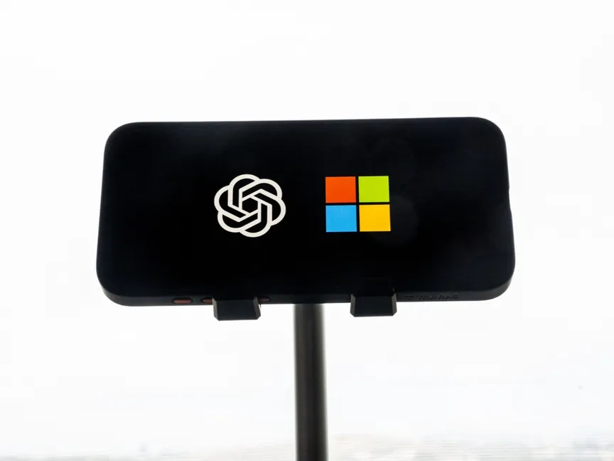 شعار شركتي مايكروسوفت وOpenAI على شاشة هاتف ذكي - Bloomberg