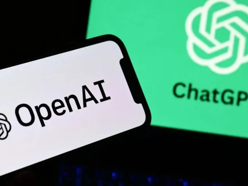 هاتف ذكي وجهاز كمبيوتر محمول يعرضان شعارات مختبر أبحاث الذكاء الاصطناعي OpenAI وروبوت ChatGPT، أكتوبر 2023 - AFP