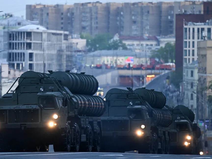 أنظمة صواريخ من طراز S-400 تسير باتجاه الساحة الحمراء في العاصمة الروسية موسكو. 27 أبريل 2023 - AFP