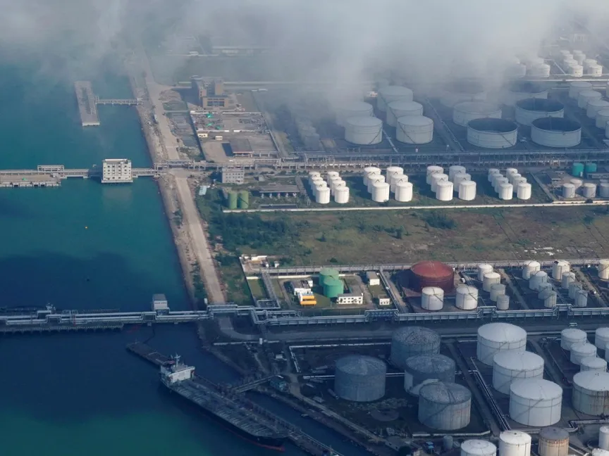 خزانات النفط والغاز تظهر في مستودع نفط بميناء بمدينة تشوهاى بالصين. 22 أكتوبر 2018 - REUTERS