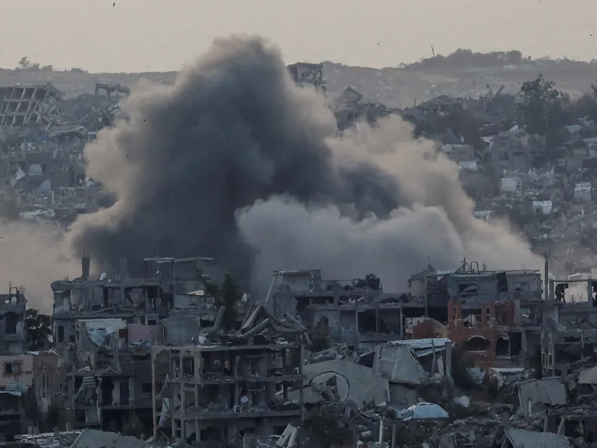 تصاعد أعمدة الدخان من غزة عقب غارات إسرائيلية. 16 مايو 2025 - Reuters