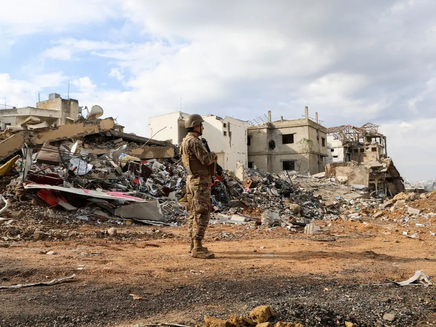 جندي بالجيش اللبناني يقف بالقرب من أنقاض مبانٍ مدمرة جراء القصف الإسرائيلي على قرية الخيام في جنوب لبنان. 23 ديسمبر 2024 - Reuters