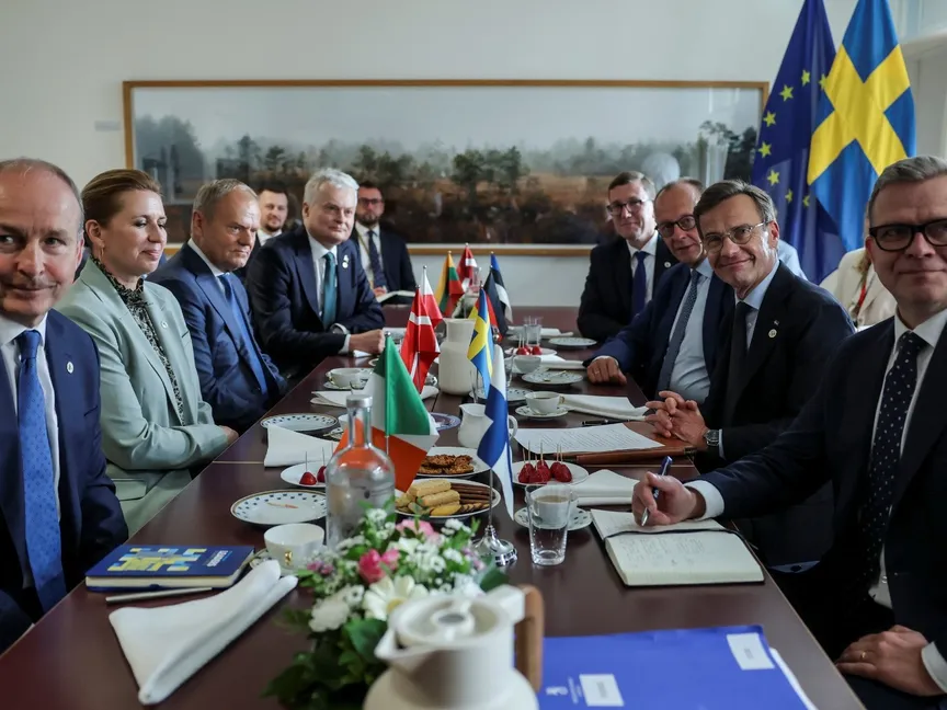 المستشار الألماني فريدريك ميرز ورئيس الوزراء البولندي دونالد توسك ورئيس الوزراء الفنلندي بيتيري أوربو ورئيسة وزراء الدنمارك ميت فريدريكسن والرئيس الليتواني جيتاناس ناوسيدا ورئيس الوزراء الأيرلندي ميشيل مارتن ورئيس الوزراء السويدي أولف كريسترسون ورئيسة وزراء إستونيا كريستين ميشال يجتمعون في بروكسل بقمة الاتحاد الأوروبي ببلجيكا. 26 يونيو 2025 - REUTERS