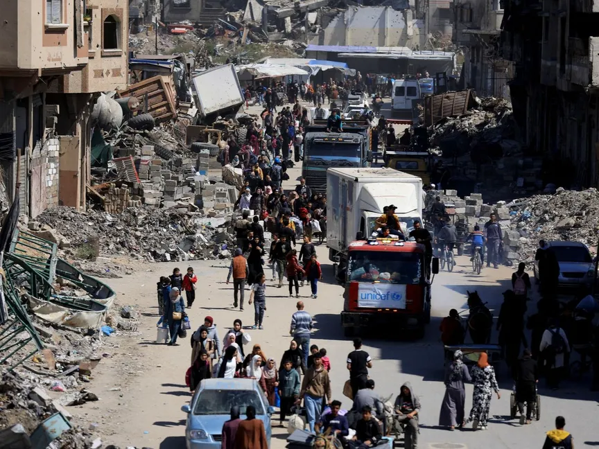 فلسطينيون يحملون أمتعتهم أثناء فرارهم من مناطق في الجزء الشرقي من مدينة غزة بعد أوامر إخلاء إسرائيلية. 11 أبريل2025 - REUTERS